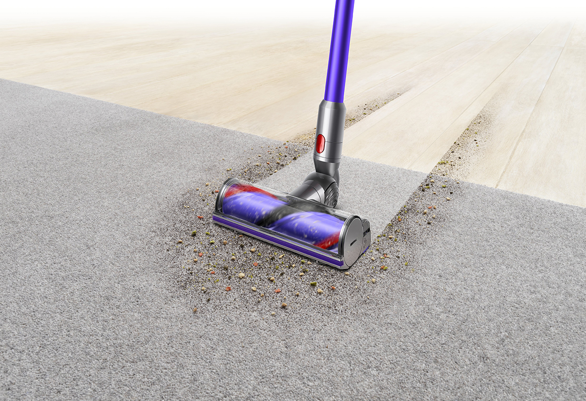 Απεικονίζεται η σκούπα να αφήνει πίσω της καθαρή επιφάνεια.